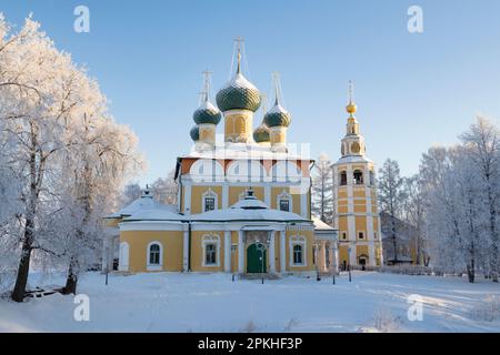 Blick auf die antike Konfigurationskathedrale (1713) an einem frostigen Vormittag im Januar. Uglich, Region Jaroslawl. Goldener Ring Russlands Stockfoto