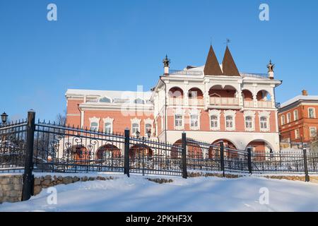 MYSHKIN, RUSSLAND - 07. JANUAR 2023: Unterhaltungskomplex „Palast der Maus“ an einem sonnigen Januar-Tag Stockfoto