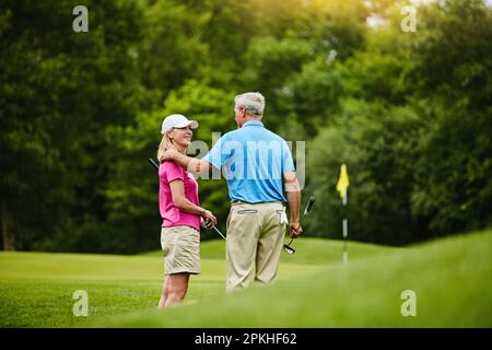 Golf brachte uns zusammen. Ein reifes Paar auf einem Golfplatz. Stockfoto
