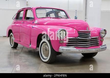 ST. PETERSBURG, RUSSLAND - 29. MÄRZ 2023: Rosa Cabriolet GAZ M-20 „Pobeda“ Modelljahr 1946 Nahaufnahme. Museum der Retro-Autos im Einkaufszentrum „Leto“ Stockfoto