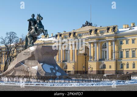 SANKT PETERSBURG, RUSSLAND - 02. APRIL 2021: Denkmal für Peter den Großen (der Bronzereiter) auf dem Senatsplatz an einem sonnigen April-Tag Stockfoto