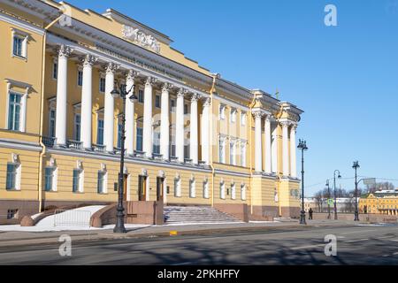 SANKT PETERSBURG, RUSSLAND - 02. APRIL 2023: Gebäude des Verfassungsgerichts der Russischen Föderation an einem sonnigen April-Tag Stockfoto