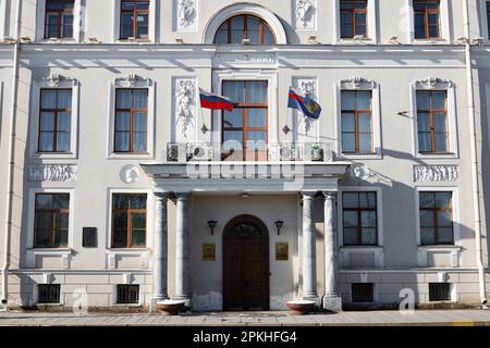 SANKT PETERSBURG, RUSSLAND - 02. APRIL 2023: Haupteingang des Gebäudes der Staatsanwaltschaft der Stadt. Die ehemalige edle Villa der Myatlevs Stockfoto
