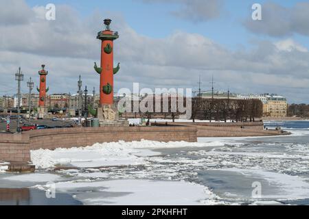 SANKT PETERSBURG, RUSSLAND - 02. APRIL 2022: Spucke der Wassiljewski-Insel an einem sonnigen April-Tag Stockfoto
