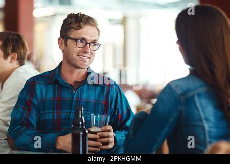 Das war eine tolle Idee. Ein Paar genießt einen Drink in einer Bar. Stockfoto