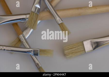 Pinsel auf weißem Hintergrund malen. Nahaufnahme Stockfoto