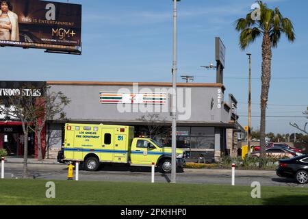 Los Angeles, Kalifornien, USA. 7. April 2023. LAX Los Angeles Feuerwehr Sanitäter reagieren auf einen Notruf 911 in der Westchester Nachbarschaft von West LA. (Kreditbild: © Taidgh Barron/ZUMA Press Wire) NUR REDAKTIONELLE VERWENDUNG! Nicht für den kommerziellen GEBRAUCH! Stockfoto