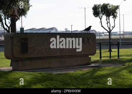 Los Angeles, Kalifornien, USA. 7. April 2023. Eine Krähe, die auf einem Schild "Willkommen zum Flughafen" in Westchester sitzt. Vögel, Flughäfen. (Kreditbild: © Taidgh Barron/ZUMA Press Wire) NUR REDAKTIONELLE VERWENDUNG! Nicht für den kommerziellen GEBRAUCH! Stockfoto