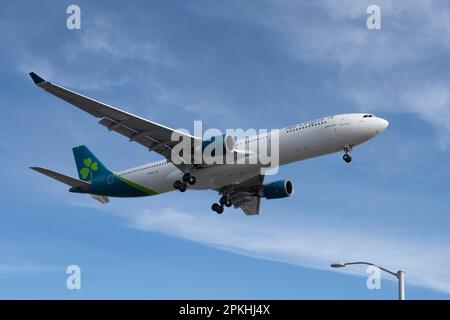 Los Angeles, Kalifornien, USA. 7. April 2023. Air Lingus Airbus A330-300 (Ei-EIM) auf Landeanflug am LAX nördlich von Dublin. Air Lingus ist die irische Fluggesellschaft mit Sitz in Dublin. Es ist eine hundertprozentige Tochtergesellschaft der International Airlines Group (IAG). Lynne Embleton ist CEO von Air Lingus. Sie ist seit April 2021 in dieser Position. Zu den weiteren Mitgliedern des Führungsteams gehören Donal O'Neill, Chief Financial Officer, und Mike Coyle, Chief Operating Officer.die amerikanische Luftfahrtindustrie war in den letzten zehn Jahren mit großen Problemen aufgrund der COVID-19-Pandemie, LAB, konfrontiert Stockfoto