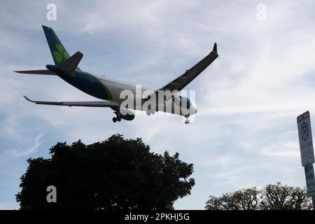 Los Angeles, Kalifornien, USA. 7. April 2023. Air Lingus Airbus A330-300 (Ei-EIM) auf Landeanflug am LAX nördlich von Dublin. Air Lingus ist die irische Fluggesellschaft mit Sitz in Dublin. Es ist eine hundertprozentige Tochtergesellschaft der International Airlines Group (IAG). Lynne Embleton ist CEO von Air Lingus. Sie ist seit April 2021 in dieser Position. Zu den weiteren Mitgliedern des Führungsteams gehören Donal O'Neill, Chief Financial Officer, und Mike Coyle, Chief Operating Officer.die amerikanische Luftfahrtindustrie war in den letzten zehn Jahren mit großen Problemen aufgrund der COVID-19-Pandemie, LAB, konfrontiert Stockfoto