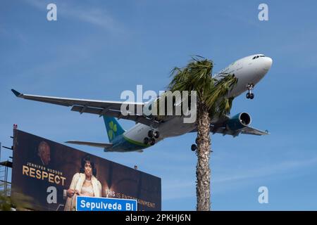 Los Angeles, Kalifornien, USA. 7. April 2023. Air Lingus Airbus A330-300 (Ei-EIM) auf Landeanflug am LAX nördlich von Dublin. Air Lingus ist die irische Fluggesellschaft mit Sitz in Dublin. Es ist eine hundertprozentige Tochtergesellschaft der International Airlines Group (IAG). Lynne Embleton ist CEO von Air Lingus. Sie ist seit April 2021 in dieser Position. Zu den weiteren Mitgliedern des Führungsteams gehören Donal O'Neill, Chief Financial Officer, und Mike Coyle, Chief Operating Officer.die amerikanische Luftfahrtindustrie war in den letzten zehn Jahren mit großen Problemen aufgrund der COVID-19-Pandemie, LAB, konfrontiert Stockfoto