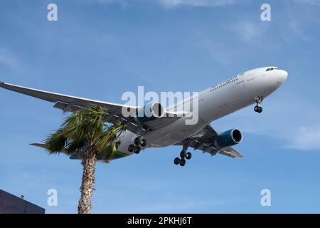 Los Angeles, Kalifornien, USA. 7. April 2023. Air Lingus Airbus A330-300 (Ei-EIM) auf Landeanflug am LAX nördlich von Dublin. Air Lingus ist die irische Fluggesellschaft mit Sitz in Dublin. Es ist eine hundertprozentige Tochtergesellschaft der International Airlines Group (IAG). Lynne Embleton ist CEO von Air Lingus. Sie ist seit April 2021 in dieser Position. Zu den weiteren Mitgliedern des Führungsteams gehören Donal O'Neill, Chief Financial Officer, und Mike Coyle, Chief Operating Officer.die amerikanische Luftfahrtindustrie war in den letzten zehn Jahren mit großen Problemen aufgrund der COVID-19-Pandemie, LAB, konfrontiert Stockfoto