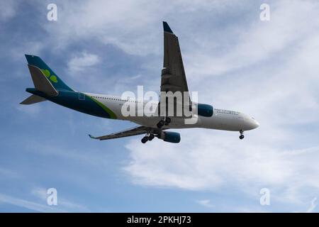 Los Angeles, Kalifornien, USA. 7. April 2023. Air Lingus Airbus A330-300 (Ei-EIM) auf Landeanflug am LAX nördlich von Dublin. Air Lingus ist die irische Fluggesellschaft mit Sitz in Dublin. Es ist eine hundertprozentige Tochtergesellschaft der International Airlines Group (IAG). Lynne Embleton ist CEO von Air Lingus. Sie ist seit April 2021 in dieser Position. Zu den weiteren Mitgliedern des Führungsteams gehören Donal O'Neill, Chief Financial Officer, und Mike Coyle, Chief Operating Officer.die amerikanische Luftfahrtindustrie war in den letzten zehn Jahren mit großen Problemen aufgrund der COVID-19-Pandemie, LAB, konfrontiert Stockfoto