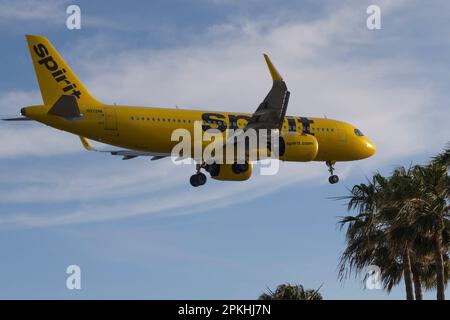 Los Angeles, Kalifornien, USA. 7. April 2023. Eine Spirit Airlines Boeing 737, die am LAX landet. Spirit Airlines ist eine äußerst kostengünstige Fluggesellschaft mit Sitz in Miramar, Florida. Es ist die größte Billigfluggesellschaft in den USA und fliegt mehr als 90 Ziele in den USA, der Karibik und Lateinamerika an. Spirit Airlines wird von Edward M. Christie III geleitet, der seit Januar 2019 CEO ist. Christie war ehemaliger Geschäftsführer bei Delta Air Lines und American Airlines.die amerikanische Luftfahrtindustrie war in den letzten zehn Jahren mit großen Problemen aufgrund der COVID-19-Pandemie, Labour Shor, konfrontiert Stockfoto