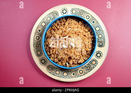 Suji Halwa oder Grieß-Dessert. Beliebtes Gericht auf Subkontinent - Indisch und Pakistan. Serviert in einer Schüssel oder einem Teller Stockfoto