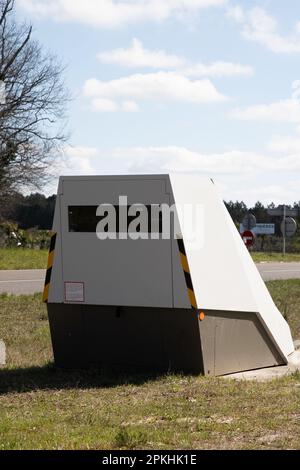 Bordeaux , Aquitaine France - 04 02 2023 : Fareco-Unternehmen der Fayat-Gruppe Road Speed Control Radar-Auto-Automatik auf französischer Nebenstraße Stockfoto