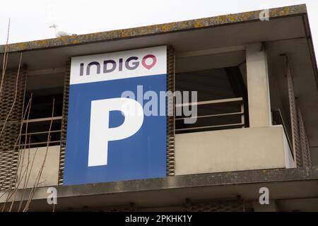 Bordeaux , Aquitaine Frankreich - 04 02 2023 : Indigo-Parkplätze, die für Auto und Motorrad in der Stadt gebührenpflichtig sind Stockfoto