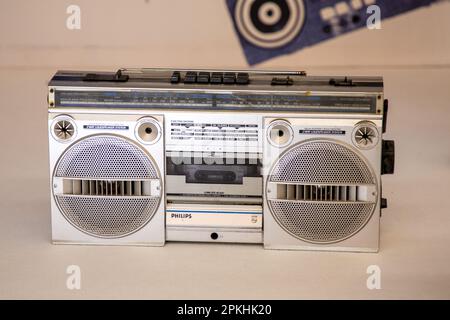 Bordeaux , Aquitaine France - 04 02 2023 : philips 1980er Silver Radio Boom Box Retro Boombox Ghetto Blaster veralteter tragbarer grauer Radioempfänger Stockfoto