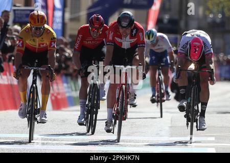 Le Mans, Frankreich. 07. April 2023. Ankunft, Fredrik Dversnes (L) vom Gewinner des Uno-X Pro Cycling Teams, Alexander Kamp (C) vom Tudor Pro Cycling Team 2. Platz, Jeremy Leveau (R) von Go Sport - Roubaix Lille Métropole 3. Platz während der Région Pays de la Loire Tour 2023, UCI Europe Tour, Etappe 4, Sablé-sur-Sarthe - Le Mans (177, 8 km) am 7. April 2023 in Le Mans, Frankreich - Photo Laurent Lairys/DPPI Credit: DPPI Media/Alamy Live News Stockfoto