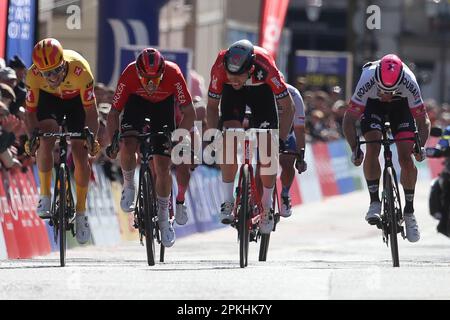 Le Mans, Frankreich. 07. April 2023. Ankunft, Fredrik Dversnes (L) vom Gewinner des Uno-X Pro Cycling Teams, Alexander Kamp (C) vom Tudor Pro Cycling Team 2. Platz, Jeremy Leveau (R) von Go Sport - Roubaix Lille Métropole 3. Platz während der Région Pays de la Loire Tour 2023, UCI Europe Tour, Etappe 4, Sablé-sur-Sarthe - Le Mans (177, 8 km) am 7. April 2023 in Le Mans, Frankreich - Photo Laurent Lairys/DPPI Credit: DPPI Media/Alamy Live News Stockfoto