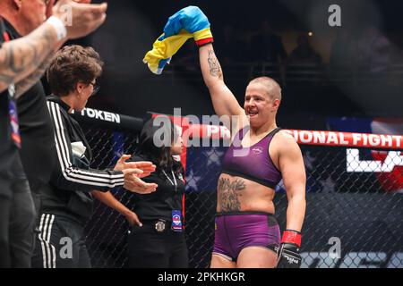 Las Vegas, NV, USA. 7. April 2023. Olena Kolesnyk winkt am Ende der regulären Saison-Kampfnacht 2 im Theater im Virgin Hotel am 7. April 2023 in Las Vegas, NV, die ukrainische Flagge über ihre Schulter. Christopher Trim/CSM/Alamy Live News Kredit: CAL Sport Media/Alamy Live News Stockfoto