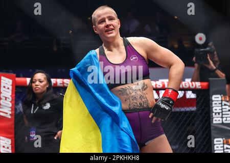 Las Vegas, NV, USA. 7. April 2023. Olena Kolesnyk trägt die ukrainische Flagge über ihre Schulter, als der reguläre Kampfabend 2 im Theater im Virgin Hotel am 7. April 2023 in Las Vegas, NV, abgeschlossen wurde. Christopher Trim/CSM/Alamy Live News Kredit: CAL Sport Media/Alamy Live News Stockfoto