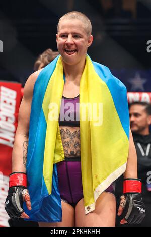 Las Vegas, NV, USA. 7. April 2023. Olena Kolesnyk trägt die ukrainische Fahne um den Hals, als die reguläre Kampfnacht im Theater im Virgin Hotel am 7. April 2023 in Las Vegas, NV, am PFL 2 beendet wurde. Christopher Trim/CSM/Alamy Live News Kredit: CAL Sport Media/Alamy Live News Stockfoto