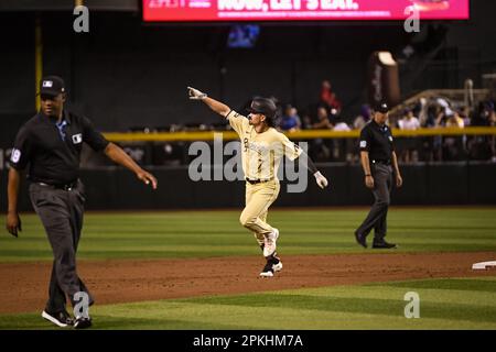 Arizona Diamondbacks Right Fielder Corbin Carroll (7) Homers auf einem Fliegenball zum rechten Mittelfeld gegen die Los Angeles Dodgers im sechsten Inning o Stockfoto