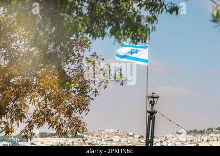 Israels Unabhängigkeitstag: Israelische Flagge vor Jerusalems Skyline. Stockfoto