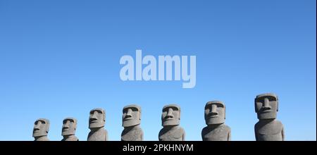 Nachbildung der moai-Statuen der osterinsel Ahu Akivi mit klarem blauen Himmel an der Sonne messe nichinan, miyazaki, japan Front View Banner Stockfoto