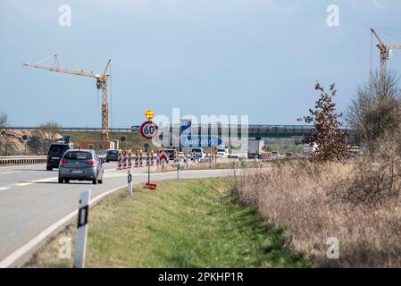 PRODUKTION - 05. April 2023, Mecklenburg-Vorpommern, Güstrow: Eine provisorische Brücke auf einer Baustelle an der Autobahn 19 südlich von Rostock, die die dort abgerissene Autobrücke ersetzen soll. Statistisch gesehen gibt es in Mecklenburg-Vorpommern eine kleine oder große Brückenstruktur für jeden Kilometer Autobahn. Diese werden regelmäßig überprüft und klassifiziert. Foto: Frank Hormann/dpa Stockfoto