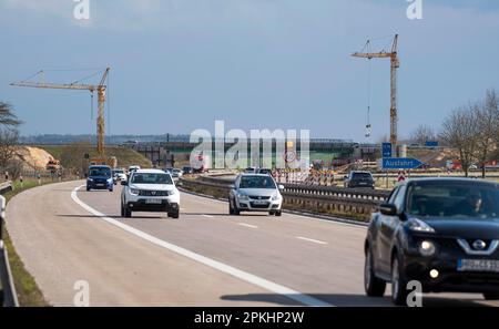 PRODUKTION - 05. April 2023, Mecklenburg-Vorpommern, Güstrow: Eine provisorische Brücke auf einer Baustelle an der Autobahn 19 südlich von Rostock, die die dort abgerissene Autobrücke ersetzen soll. Statistisch gesehen gibt es in Mecklenburg-Vorpommern eine kleine oder große Brückenstruktur für jeden Kilometer Autobahn. Diese werden regelmäßig überprüft und klassifiziert. Foto: Frank Hormann/dpa Stockfoto