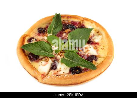 Süße Pizza isoliert auf weißem Hintergrund, ausgeschnitten. Draufsicht Stockfoto