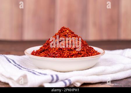 Chilipfeffer ohne Samenflocken. Getrocknete rote Pfefferflocken in der Schüssel. Gewürze und Kräuter. Stockfoto