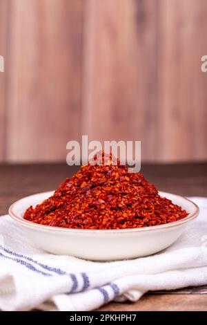 Chilipfeffer ohne Samenflocken. Getrocknete rote Pfefferflocken in der Schüssel. Gewürze und Kräuter. Stockfoto