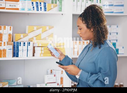 Apotheke, Produkt und Frau, rufen Sie Telefon für Informationen online, recherchieren Sie im Internet oder Healthcare Choice. Person oder Kunde in der mobilen App Stockfoto