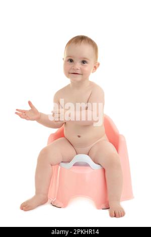 Lächelndes Baby auf Kammertopf isoliert auf weißem Hintergrund. Draufsicht Stockfoto