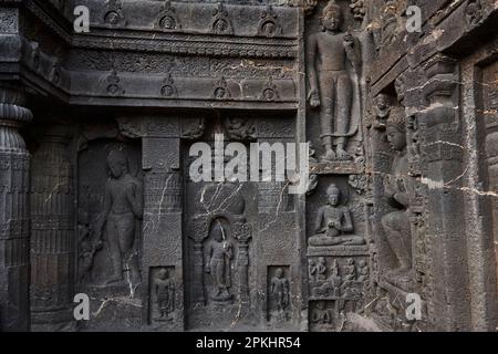 Die Ajanta Caves steinen Figuren an der Außenwand Indiens. Stockfoto