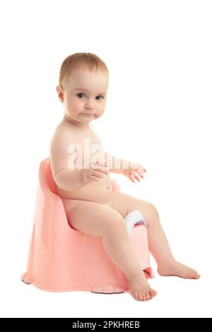 Lächelndes Baby auf Kammertopf isoliert auf weißem Hintergrund. Draufsicht Stockfoto