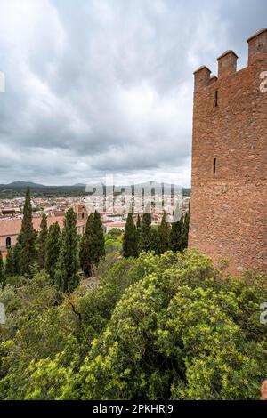 Befestigter Verteidigungsturm der alten Burg, Blick auf Arta mit der Pfarrkirche Transfiguracio del Senyor, Kloster Santuari de Sant Salvador weiter Stockfoto