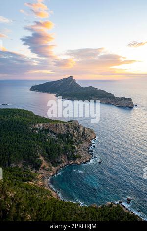 Blick auf Berge und Küste mit Meer, bei Sonnenuntergang, Spaziergang nach La Trapa von Sant Elm, hintere Insel von Sa Dragonera, Serra de Tramuntana, Mallorca, Spanien Stockfoto