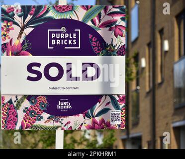 Ein Schild mit der Aufschrift „Old“ des Immobilienmaklers Purple Bricks vor einem Haus in Manchester, England, Großbritannien. Stockfoto