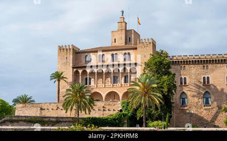 Königspalast La Almudaina im Abendlicht, Palau Reial de lAlmudaina, Palma de Mallorca, Mallorca, Balearen, Spanien Stockfoto