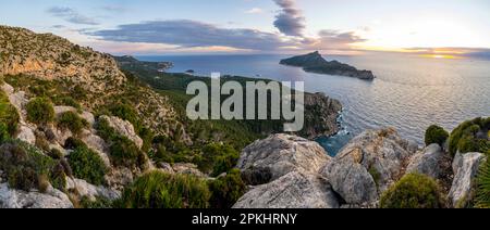 Panorama, Blick auf Berge und Küste mit Meer, bei Sonnenuntergang, Wanderung nach La Trapa von Sant Elm, auf der Hinterinsel Sa Dragonera, Serra de Tramuntana Stockfoto