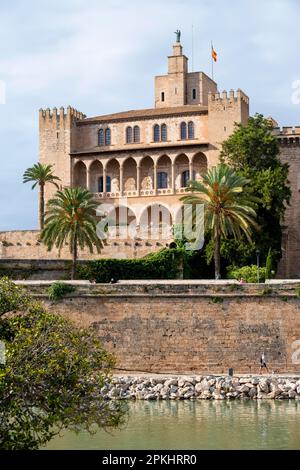 Königspalast La Almudaina im Abendlicht, Palau Reial de lAlmudaina, Palma de Mallorca, Mallorca, Balearen, Spanien Stockfoto