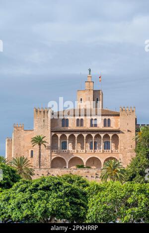 Königspalast La Almudaina im Abendlicht, Palau Reial de lAlmudaina, Palma de Mallorca, Mallorca, Balearen, Spanien Stockfoto