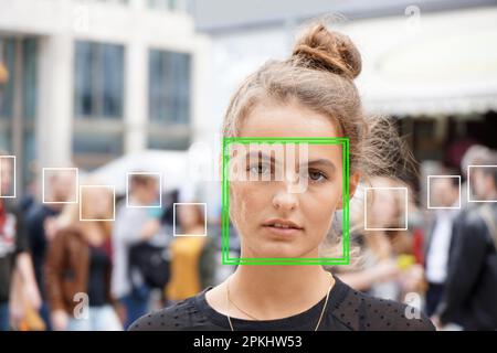 Junge Frau von Gesichtserkennung oder Gesichtserkennungssoftware abgeholt - mehrere andere Gesichter in der Masse der Leute im Hintergrund erkannt Stockfoto