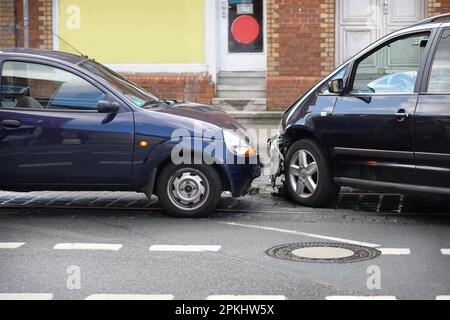 Autounfall oder Autounfall mit Frontalaufprall Stockfoto