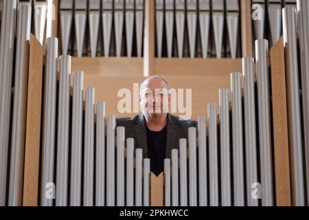 05. April 2023, Niedersachsen, Osnabrück: Arne Hatje, St. Catherines Kantor und Organist, blickt auf die sogenannte Friedensorganisation in St. Katharinas Lutherische Kirche. Das Gotteshaus hat eine neue Orgel erhalten, die am Ostersonntag in Betrieb genommen wird. Foto: Friso Gentsch/dpa Stockfoto