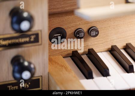 05. April 2023, Niedersachsen, Osnabrück: Blick auf einen USB-Port an der sogenannten Friedensorgel in St. Katharines Lutherische Kirche. Das Gotteshaus hat eine neue Orgel erhalten, die am Ostersonntag in Betrieb genommen wird. Foto: Friso Gentsch/dpa Stockfoto